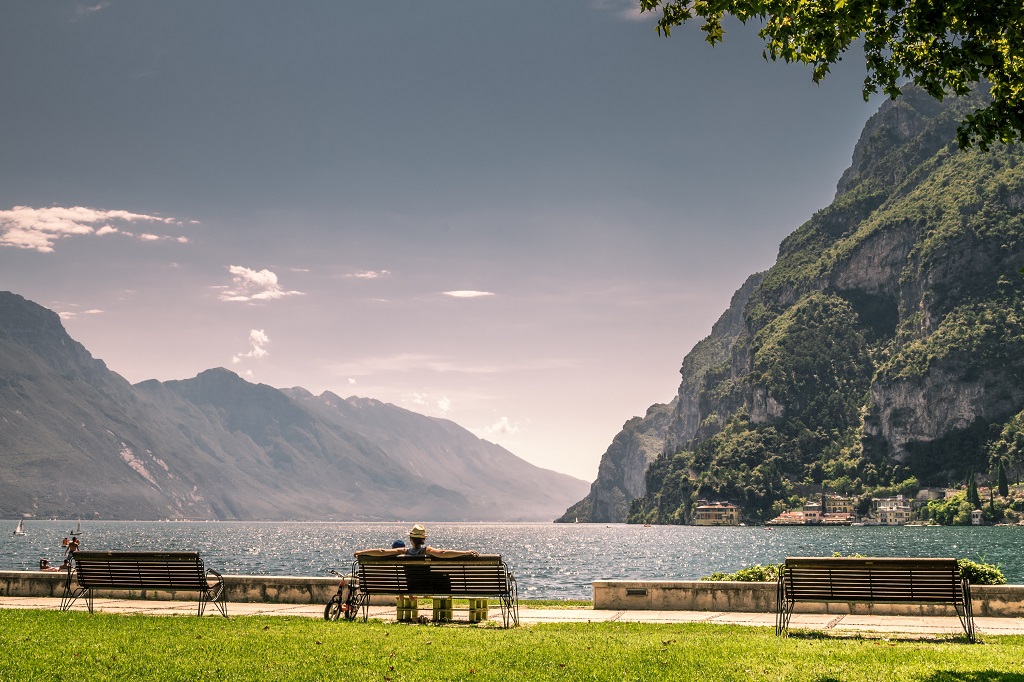 Il Lago di Garda, sullo sfondo a sinistra il Baldo.