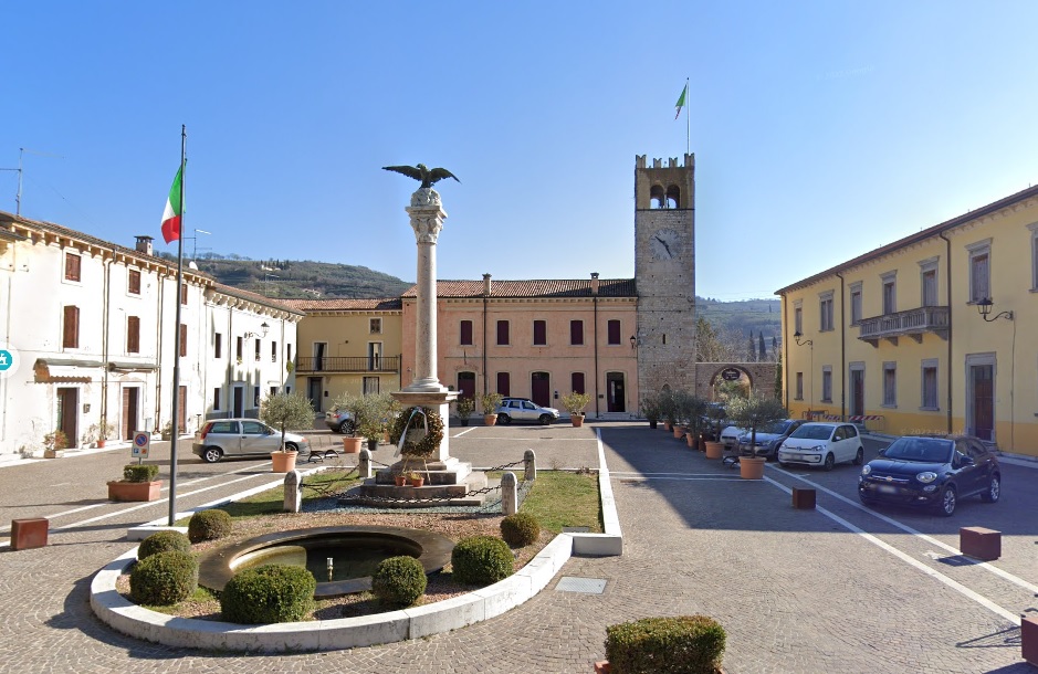 La piazza di Mezzane di Sotto con la famosa Torre, che sarà oggetto di un restauro degli ambienti interni.