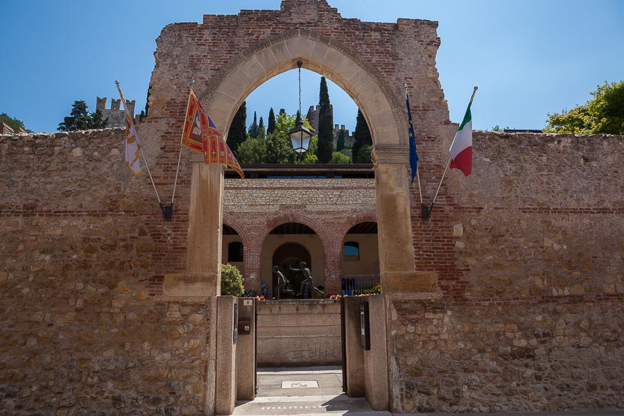 L'ingresso del Municipio di Soave dove si trova il Palazzo del Capitano, sede anche del GAL Baldo-Lessinia.