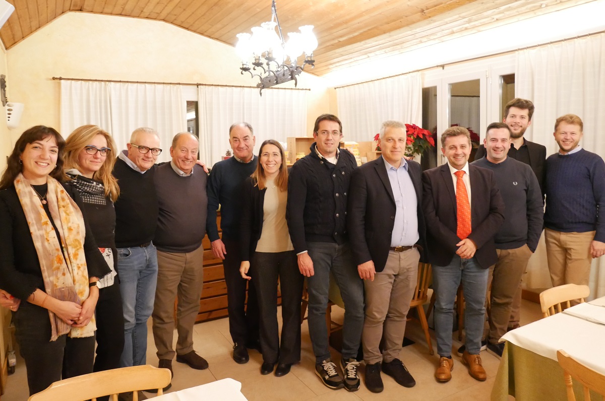 Presidente, direttrice, consiglieri e membri dello staff del GAL Baldo-Lessinia assieme ai sindaci di Selva di Progno e Badia Calavena.