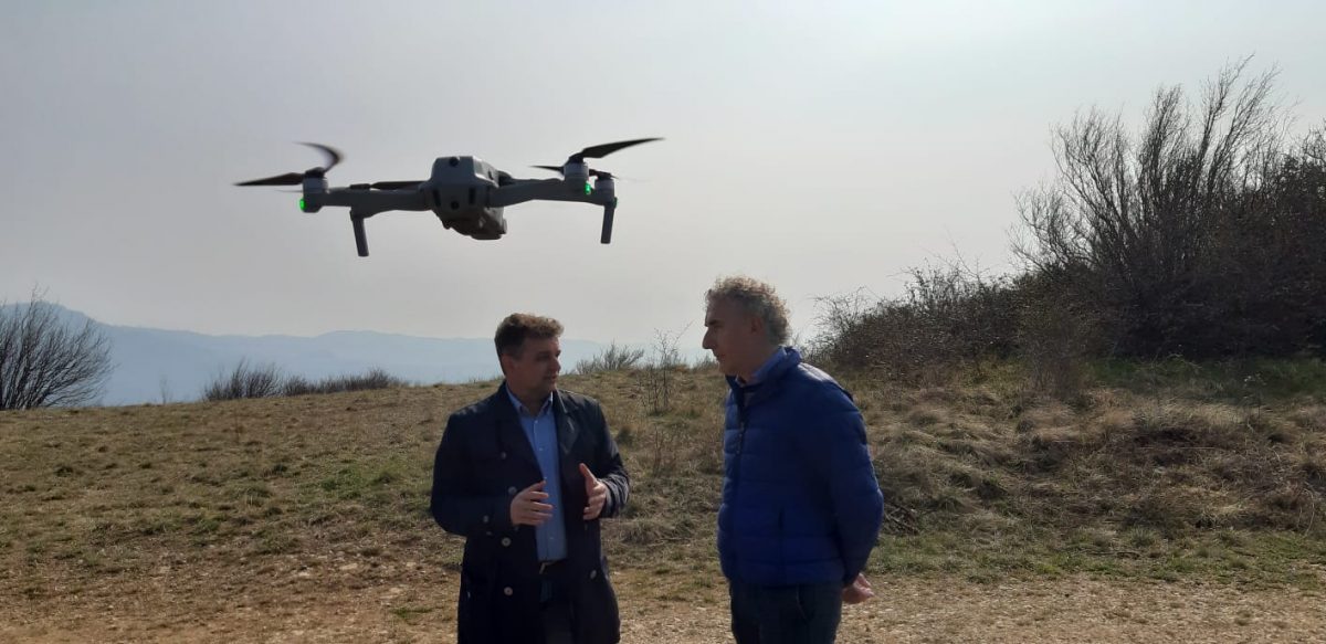 Anselmi con Marcazzan e il drone in volo per le riprese