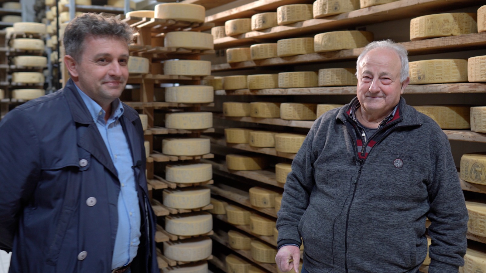 Anselmi con Dario Gugole e i suoi formaggi Monte Veronese Dop