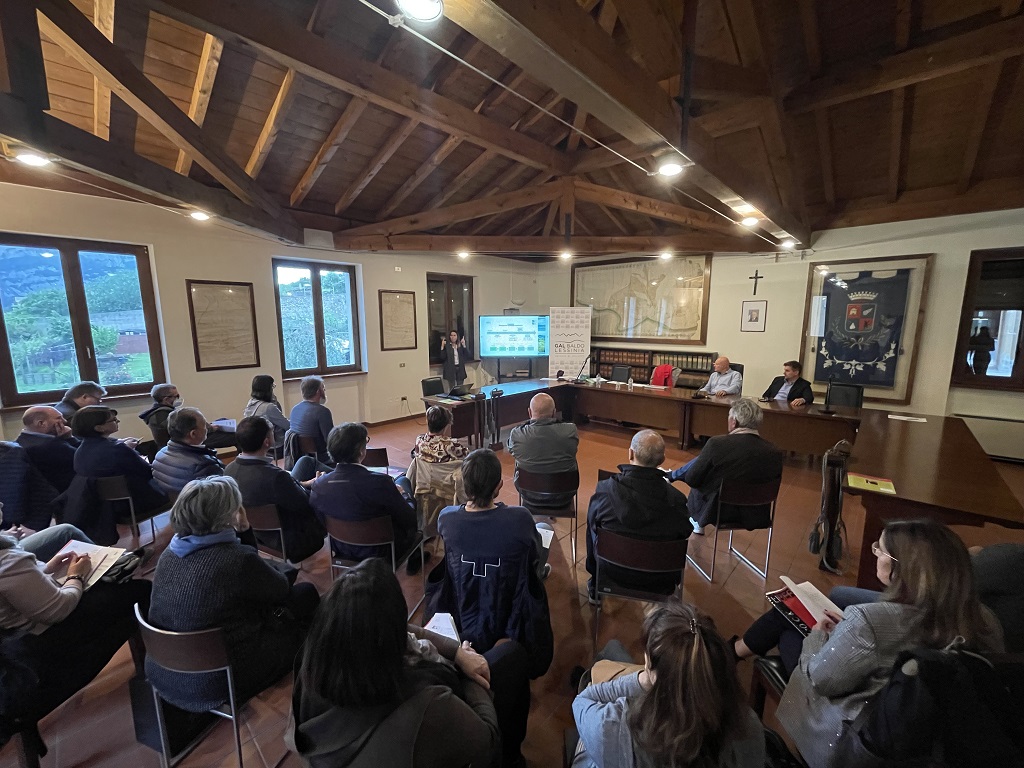 Il pubblico intervenuto nella sala civica a Dolcè in occasione della presentazione di Disegnando F.U.T.U.R.A.