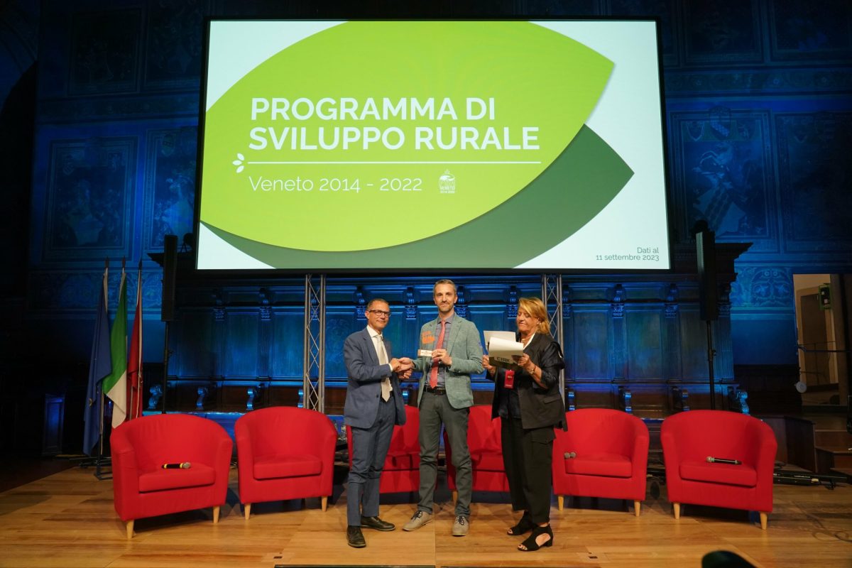Alessandro Tomasutti ritira il Premio al Festival del Giornalismo.