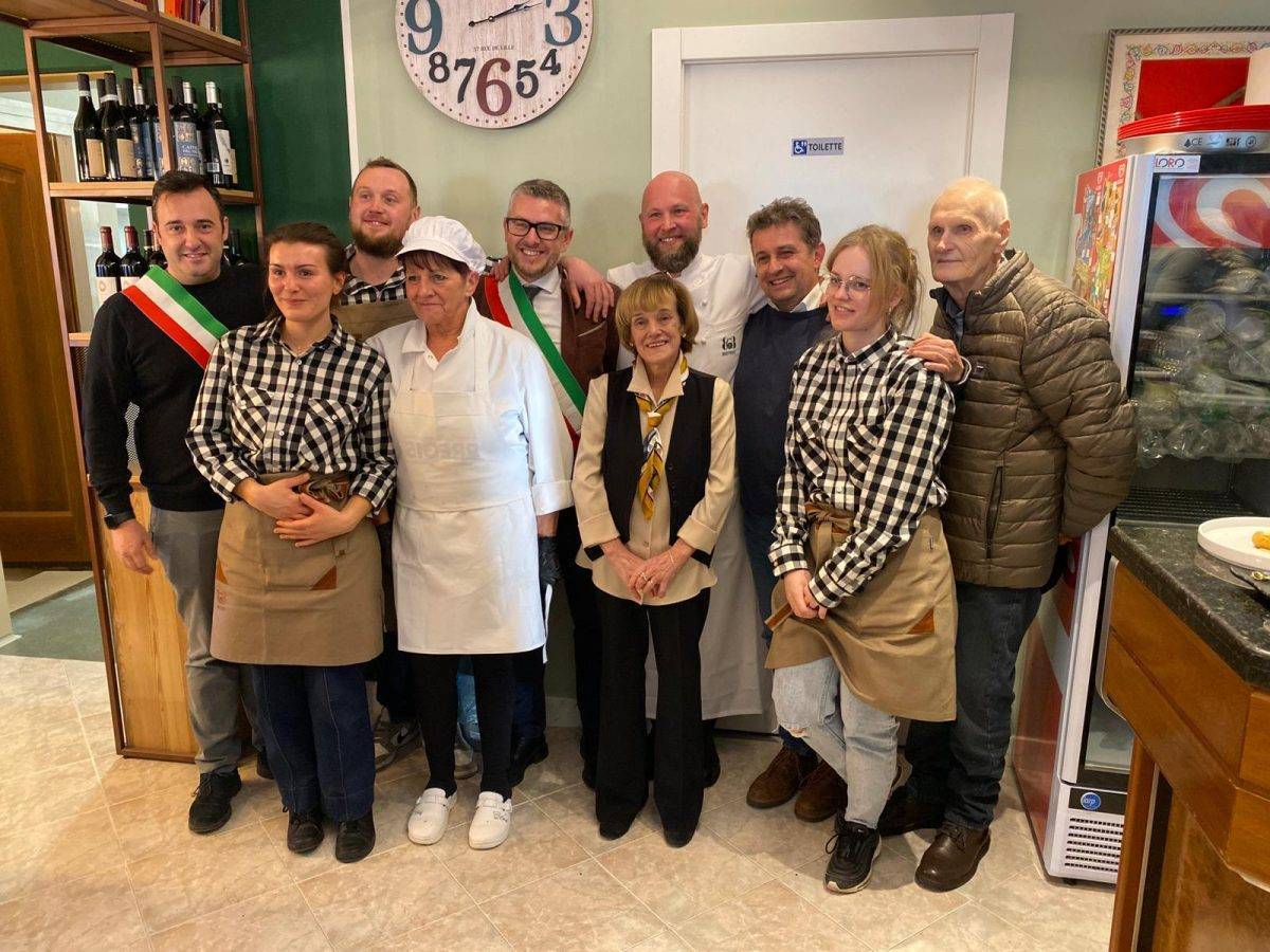 La foto di gruppo con la famiglia Bombieri, lo staff e le istituzioni presenti al taglio del nastro di sabato 29 novembre.